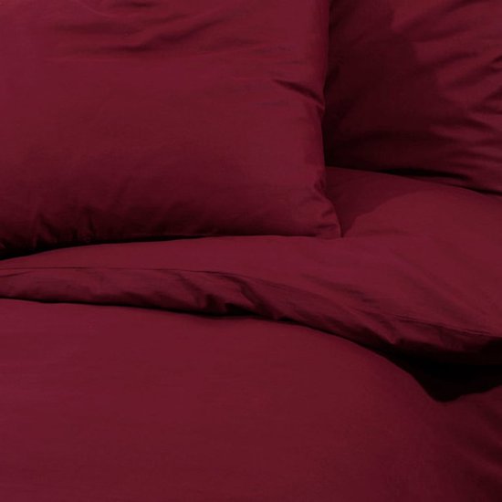 Gros plan sur une housse de couette et une taie d'oreiller bordeaux.