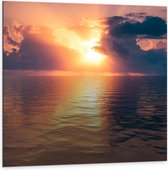 Dibond - Zon Verdwijnend achter de Wolken boven Kalme Zee - 100x100 cm Foto op Aluminium (Met Ophangsysteem)