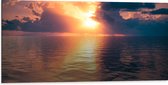 Dibond - Zon Verdwijnend achter de Wolken boven Kalme Zee - 100x50 cm Foto op Aluminium (Met Ophangsysteem)