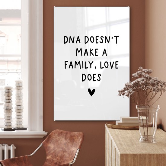 MuchoWow® Glasschilderij 80x120 cm - Schilderij acrylglas - Engelse quote "DNA doesn't make a family, love does" met een hartje op een witte achtergrond - Foto op glas - Schilderijen