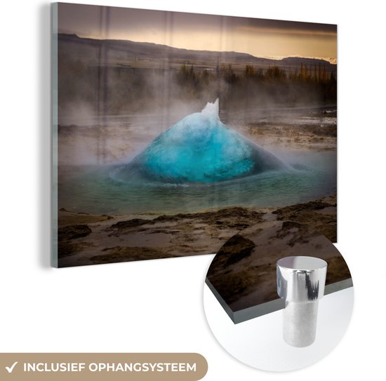 Glasschilderij - De stijgende Geysir in het Europese IJsland - Acrylglas Schilderijen - Foto op Glas