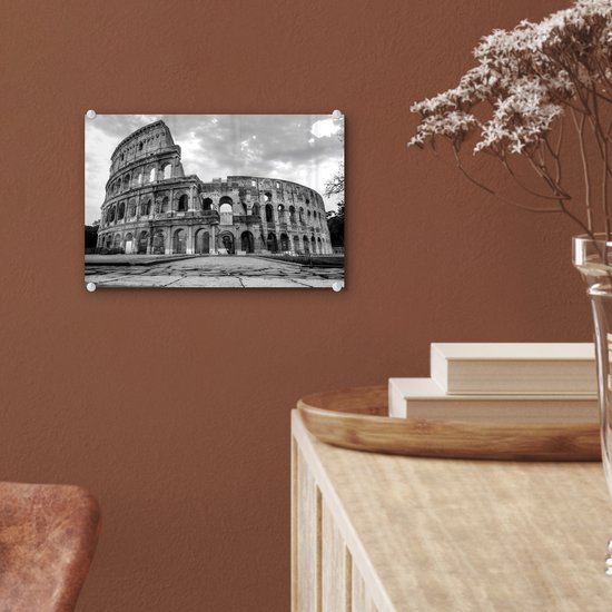 MuchoWow® Glasschilderij 30x20 cm - Schilderij acrylglas - Verlichte Colosseum in Rome - zwart wit - Foto op glas - Schilderijen