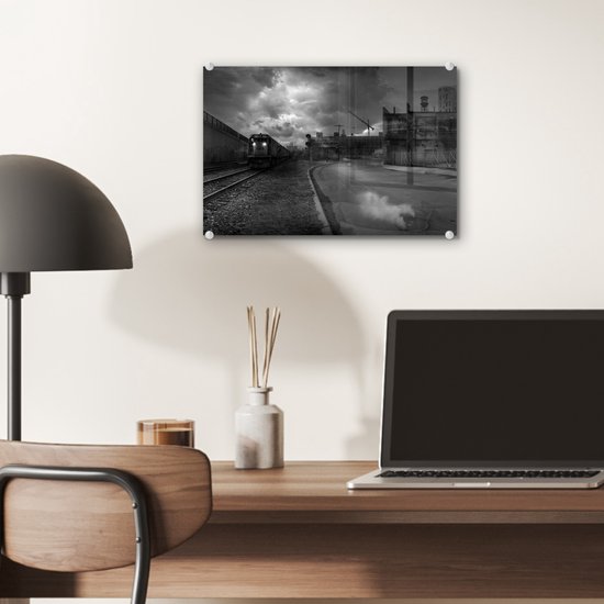 MuchoWow® Peinture sur verre 30x20 cm - Peinture sur verre acrylique - Bâtiments abandonnés à côté d'une voie ferrée - noir et blanc - Photo sur verre - Peintures