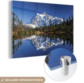 MuchoWow® Glasschilderij 30x20 cm - Schilderij acrylglas - Het meer reflecteert de berg in het Nationaal park North Cascades - Foto op glas - Schilderijen