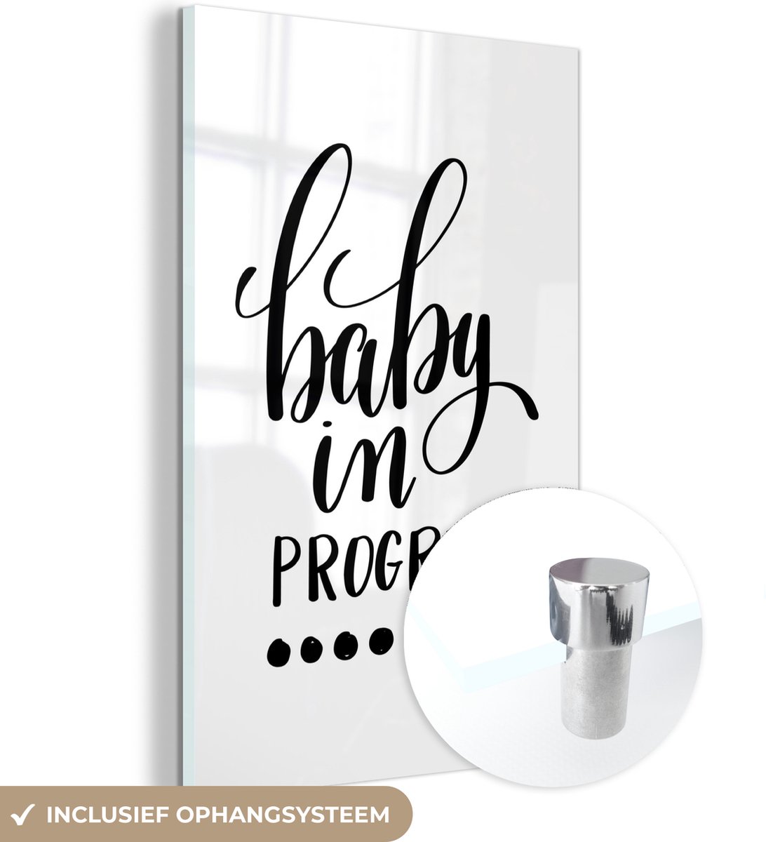 ® Glasschilderij 40x60 cm - Schilderij acrylglas - Baby in progress - Quotes - Zwangerschap - Spreuken - Foto op glas - Muurdecoratie woonkamer - Wanddecoratie slaapkamer - Schilderijen