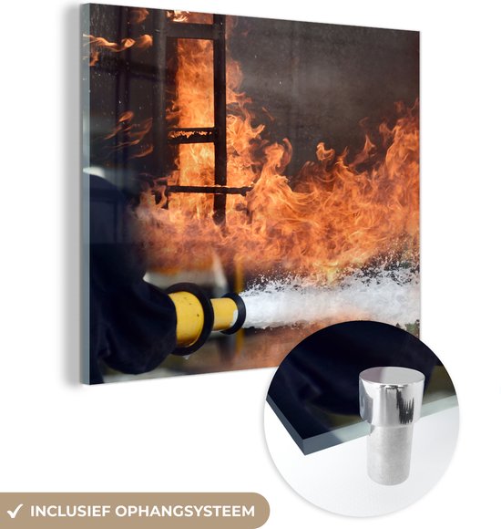 Glasschilderij - Brandweer schiet schuim op vuur - Plexiglas Schilderijen