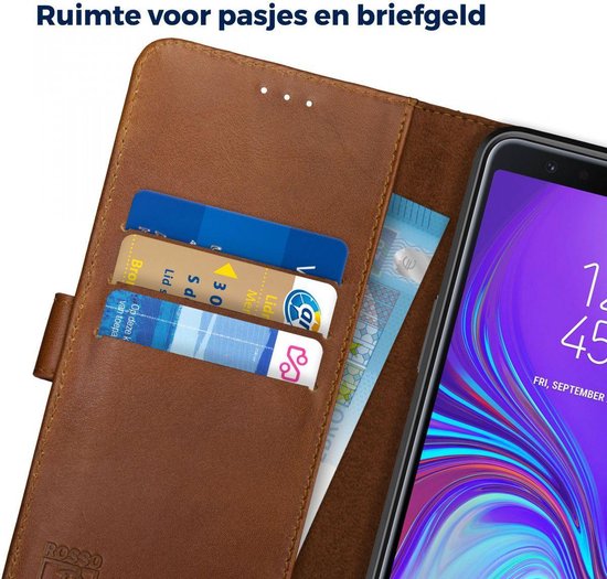 Bruin lederen telefoonhoesje in boekstijl, geopend met drie pasjes en bankbiljetten erin.