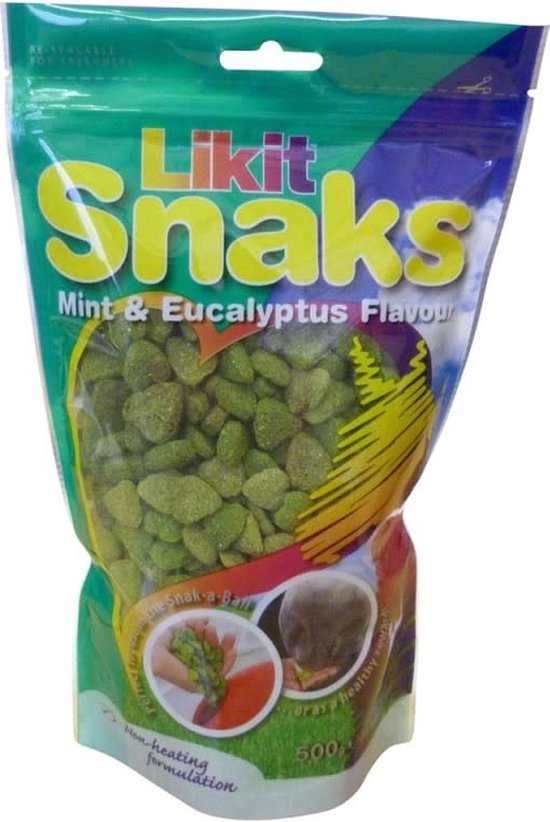 Een zak LikiT Snacks met munt- en eucalyptus smaak. De zak is groen en blauw met gele letters en bevat groene snoepjes.