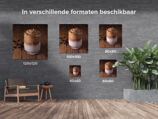 Gards Tuinposter IJskoffie met Koffiebonen op Tafel - 100x100 cm - Tuindoek - Tuindecoratie - Wanddecoratie buiten - Tuinschilderij