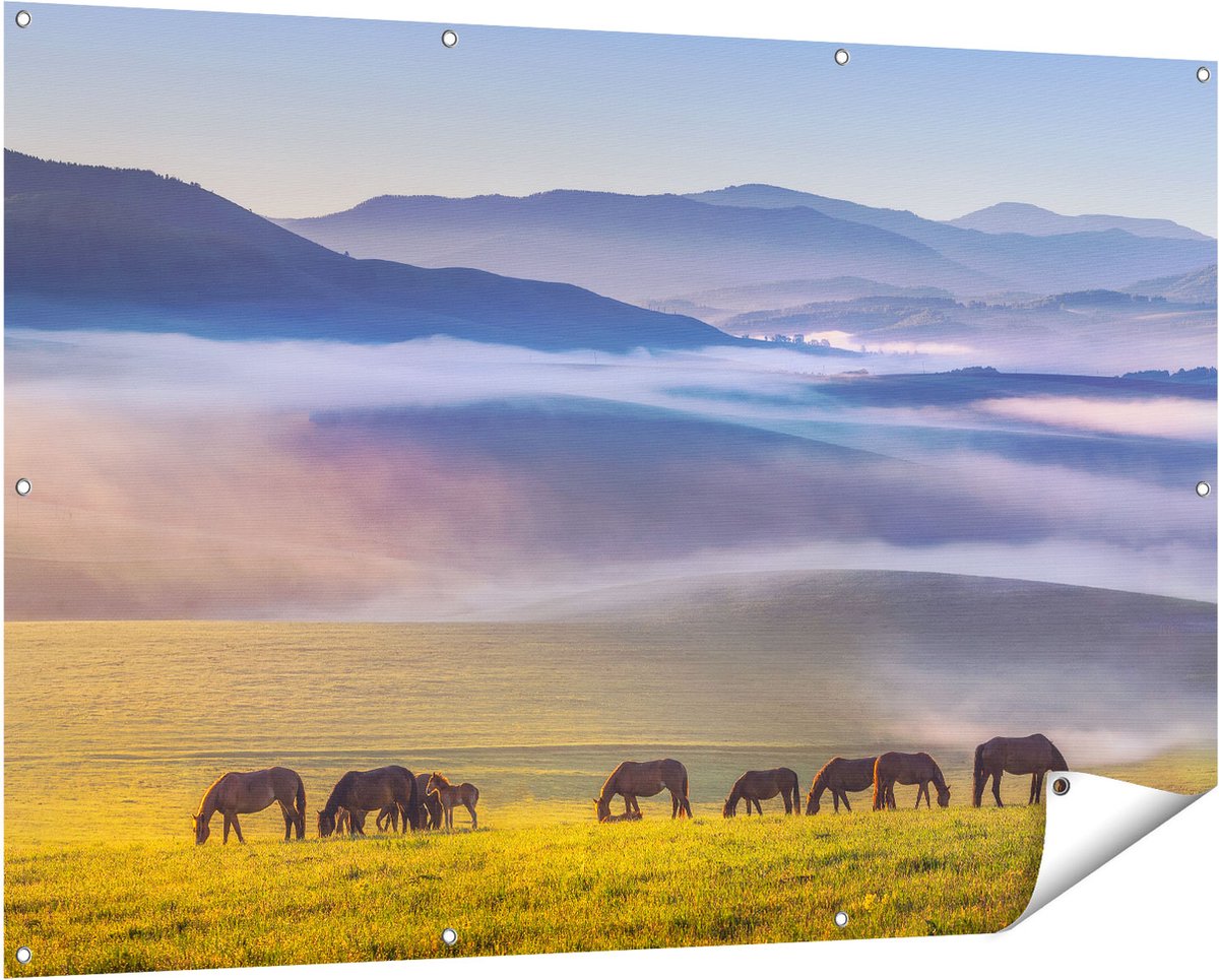 Gards Tuinposter Kudde Wilde Paarden in de Wei bij Heuvels - 150x100 cm - Tuindoek - Tuindecoratie - Wanddecoratie buiten - Tuinschilderij Multikleur