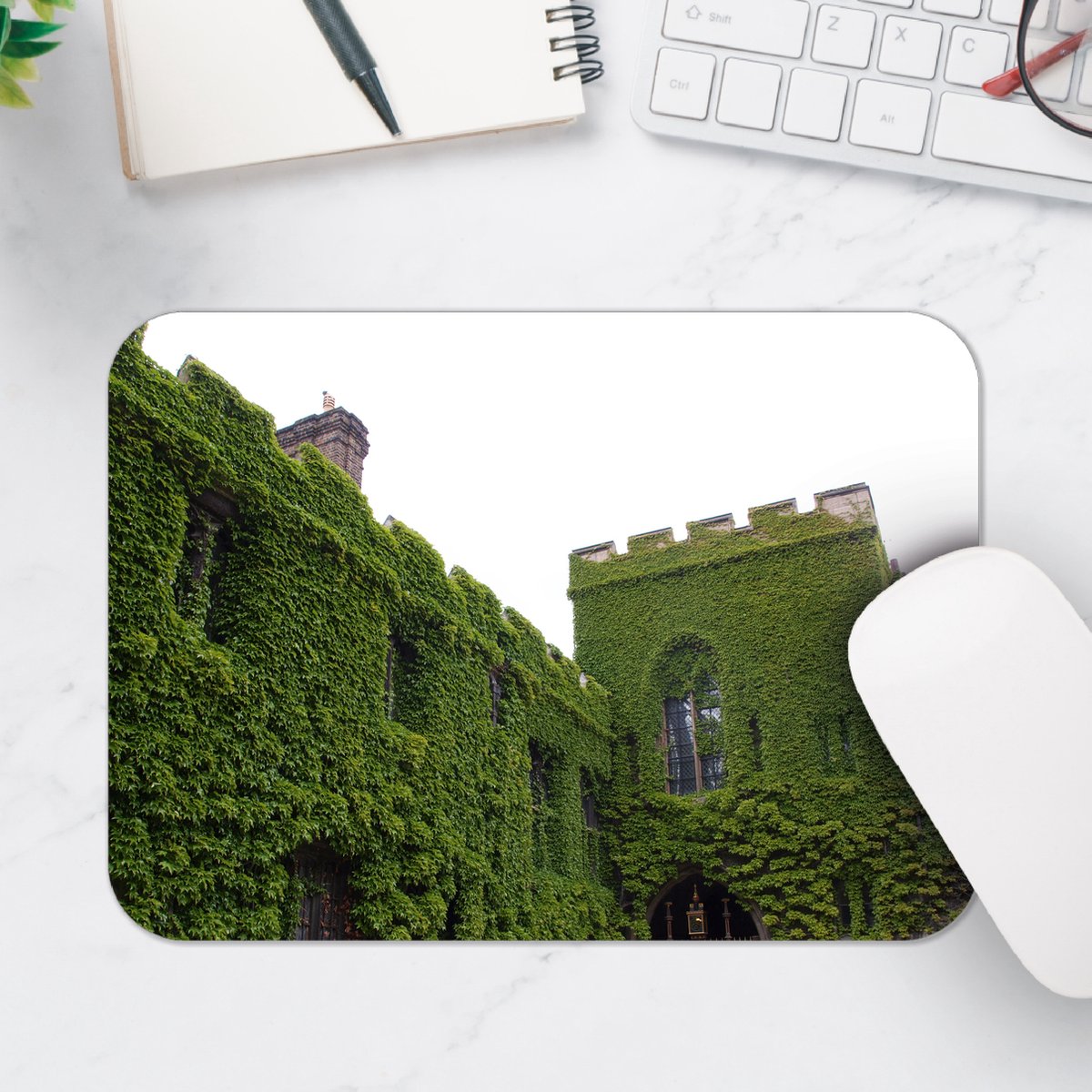 Muismat - Oud Kasteel Begroeid door Planten - 25x18 cm - 2 mm Dik - Muismat van Vinyl