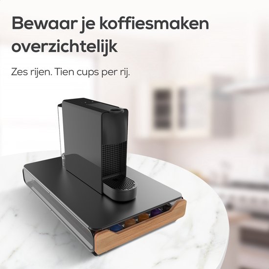 Een zwarte capsulehouder met bamboe lade vol met kleurrijke koffiecups, met een koffiezetapparaat erop.