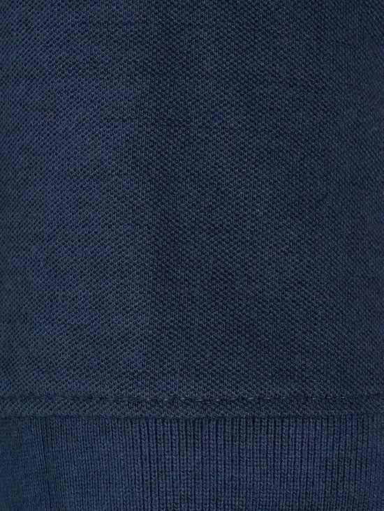 Donkerblauwe polo met gebreide zoom en zichtbare stiksels.