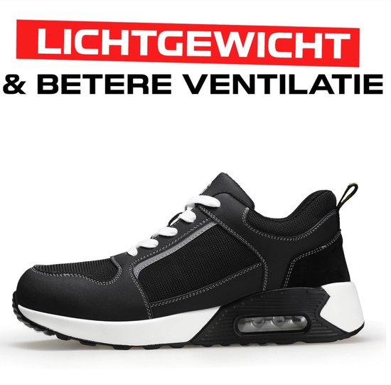 Sneaker noir avec lacets blancs, semelle blanche et amorti à air. Texte rouge 'LICHTGEWICHT & BETERE VENTILATIE' au-dessus de la chaussure.