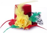 Mini bonnet rouge / jaune / vert avec rose, plumes et boules de maille sur épingles