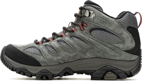 Grijze Merrell wandelschoen met zwarte en rode veters, Gore-Tex logo en Vibram zool.