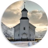 PVC Schuimplaat Muurcirkel - Gimsoy Kerk in Noorwegen tijdens Zachte Winterdag - 50x50 cm Foto op Muurcirkel (met ophangsysteem)