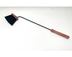 foto van Asbezem - 55 cm - kachelborstel - veger -zwart - staal - hout - houtkachel schoonmaken