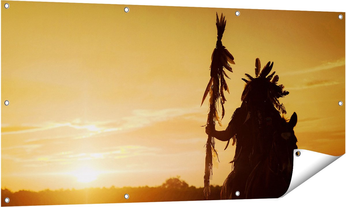 Gards Tuinposter Indiaan met een Speer bij Zonsondergang - 140x70 cm - Tuindoek - Tuindecoratie - Wanddecoratie buiten - Tuinschilderij Multikleur