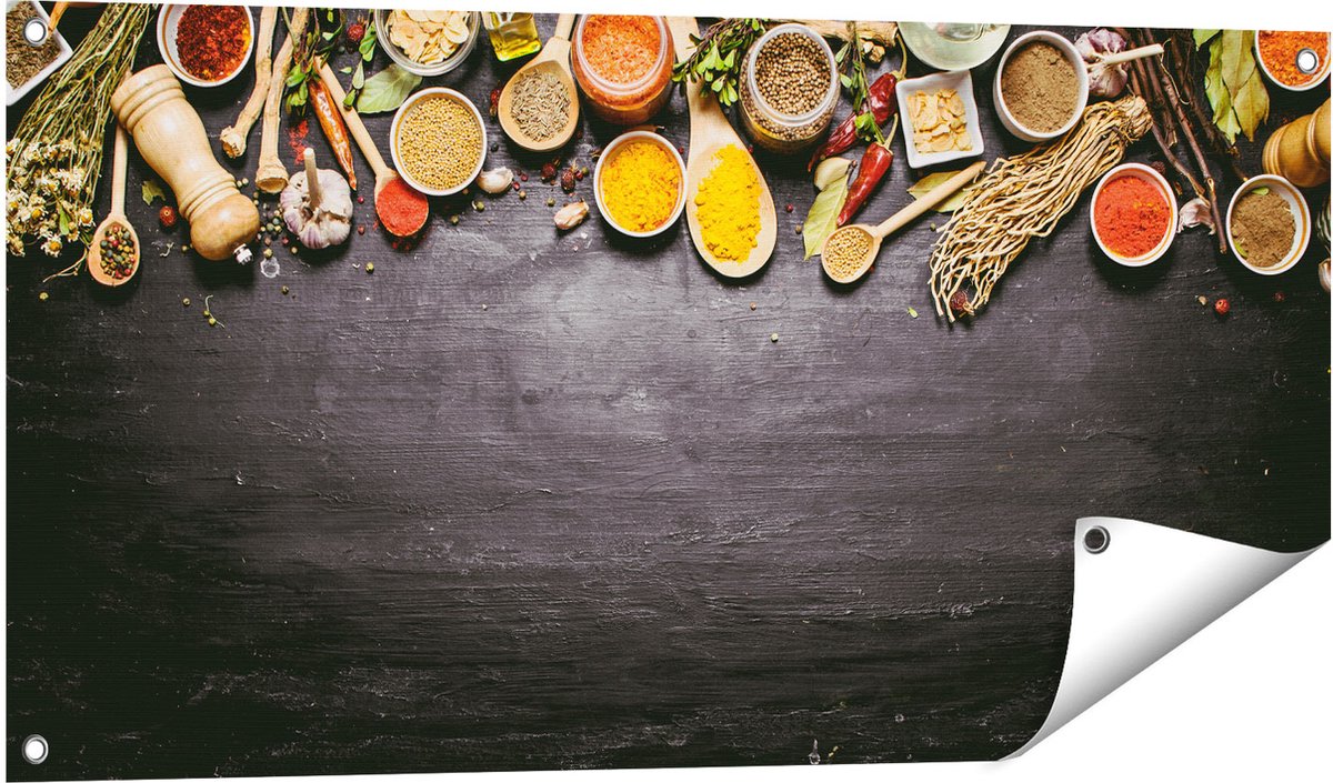 Gards Tuinposter Indiase Kruiden op een Zwarte Tafel - 100x50 cm - Tuindoek - Tuindecoratie - Wanddecoratie buiten - Tuinschilderij Multikleur
