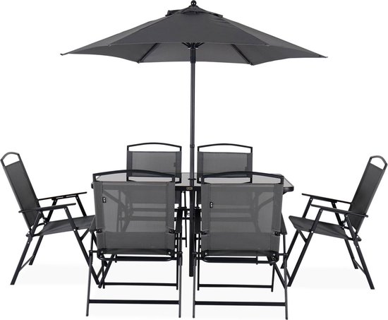 Grijze tuinset met tafel, zes stoelen en een gesloten parasol.