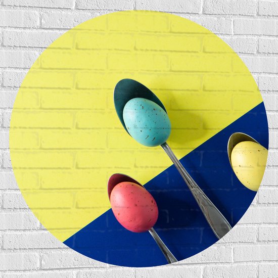Muursticker Cirkel - Gekleurde Eieren op Lepels op Blauwe en Gele Vakken - 100x100 cm Foto op Muursticker