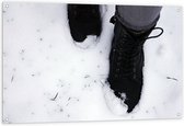 Tuinposter – Zwarte Laarzen in de Sneeuw - 120x80 cm Foto op Tuinposter (wanddecoratie voor buiten en binnen)