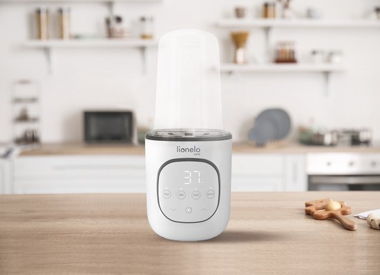 Witte "Thermup 2.0" flesverwarmer op een houten aanrecht in een moderne keuken.