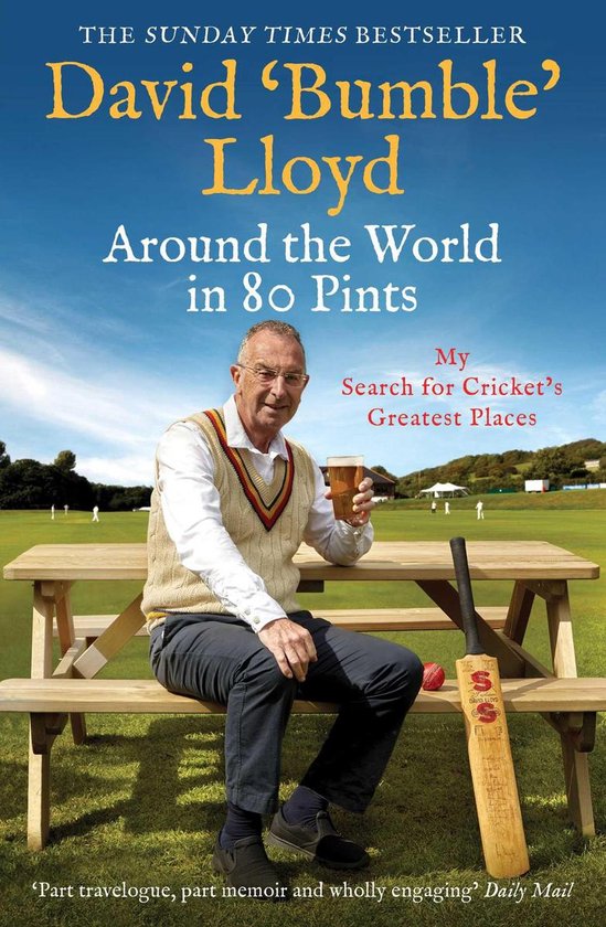 David 'Bumble' Lloyd zit op een picknicktafel met een glas bier en een cricketbat. De cover van 'Around the World in 80 Pints'.