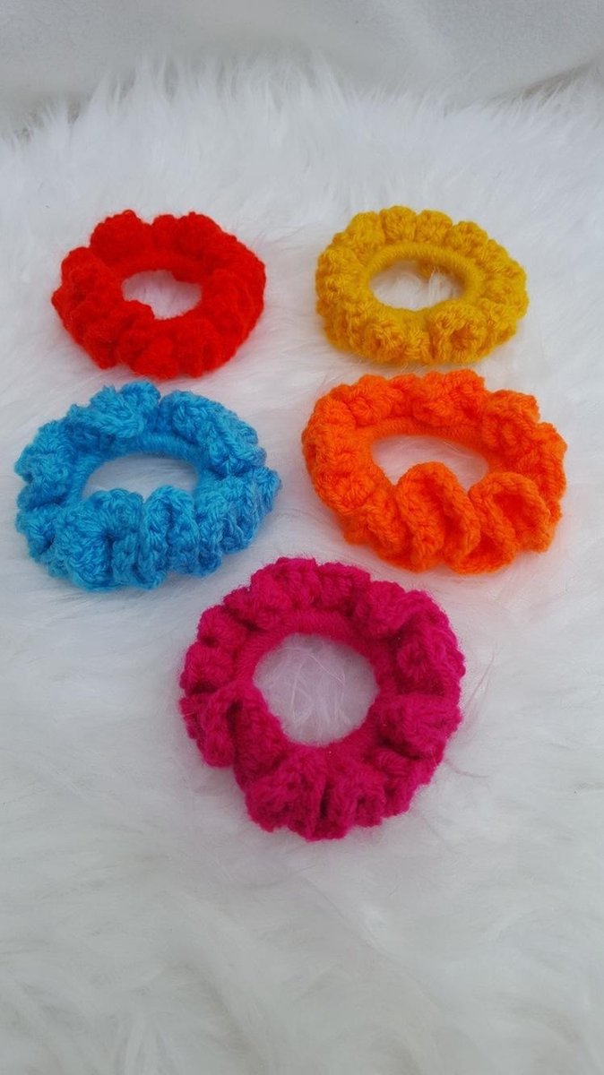 Set van 5 handgemaakte haarelastieken ( scrunchies ) in rood geel blauw oranje en roze gehaakt