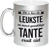 Dit is hoe de leukste en meest geweldige tante eruitziet cadeau koffiemok / theebeker - zilverkleurig - 330 ml - verjaardag / bedankje