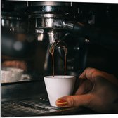 Dibond - Espresso Kopje onder Koffiezetapparaat - 80x80cm Foto op Aluminium (Met Ophangsysteem)