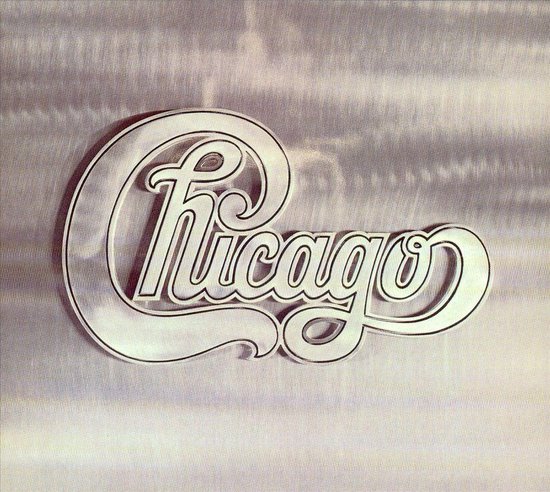 Chicago logo in zilver op een geborstelde metalen achtergrond.