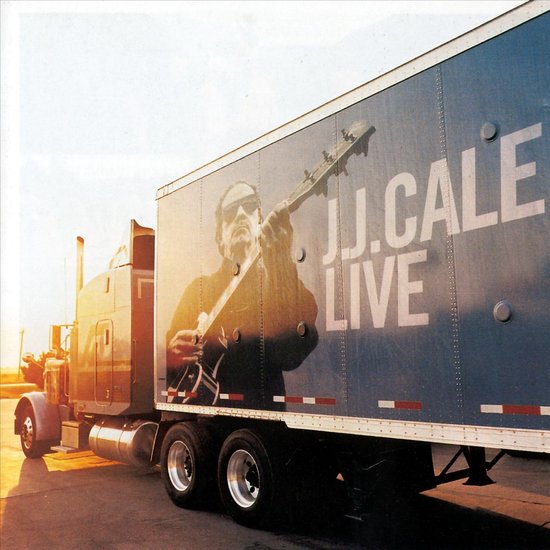 Een trailer met de tekst "J.J. CALE LIVE" en een afbeelding van J.J. Cale met een gitaar.
