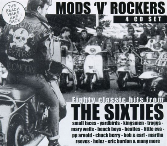 Zwart-wit hoes voor Mods V Rockers 4-cd-set met motorrijders en de tekst 'Eighty classic hits from the sixties'.
