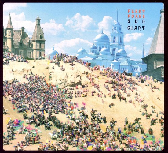 Albumhoes met de titel "FLEET FOXES SUN GIANT" boven een drukke scène van mensen en gebouwen onder een blauwe lucht.