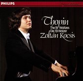 Zoltán Kocsis speelt Chopin's 19 Walsen op piano, gekleed in een smoking.