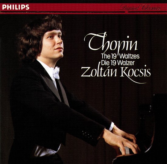 Zoltán Kocsis speelt Chopin's 19 Walsen op piano, gekleed in een smoking.