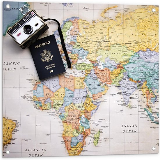 Tuinposter – Paspoort + Camera op Wereldkaart - 80x80cm Foto op Tuinposter  (wanddecoratie voor buiten en binnen)
