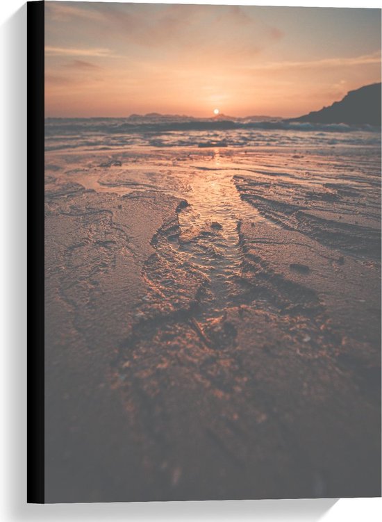 Canvasdoek van een zonsondergang boven de zee, met zacht oranje licht gereflecteerd op het natte zand.