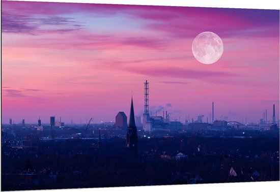 Dibond - Paars Roze Lucht met Maan boven Stad - 150x100cm Foto op Aluminium (Met Ophangsysteem)