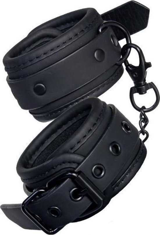 Zwarte handboeien met gesp, gesp en ketting.