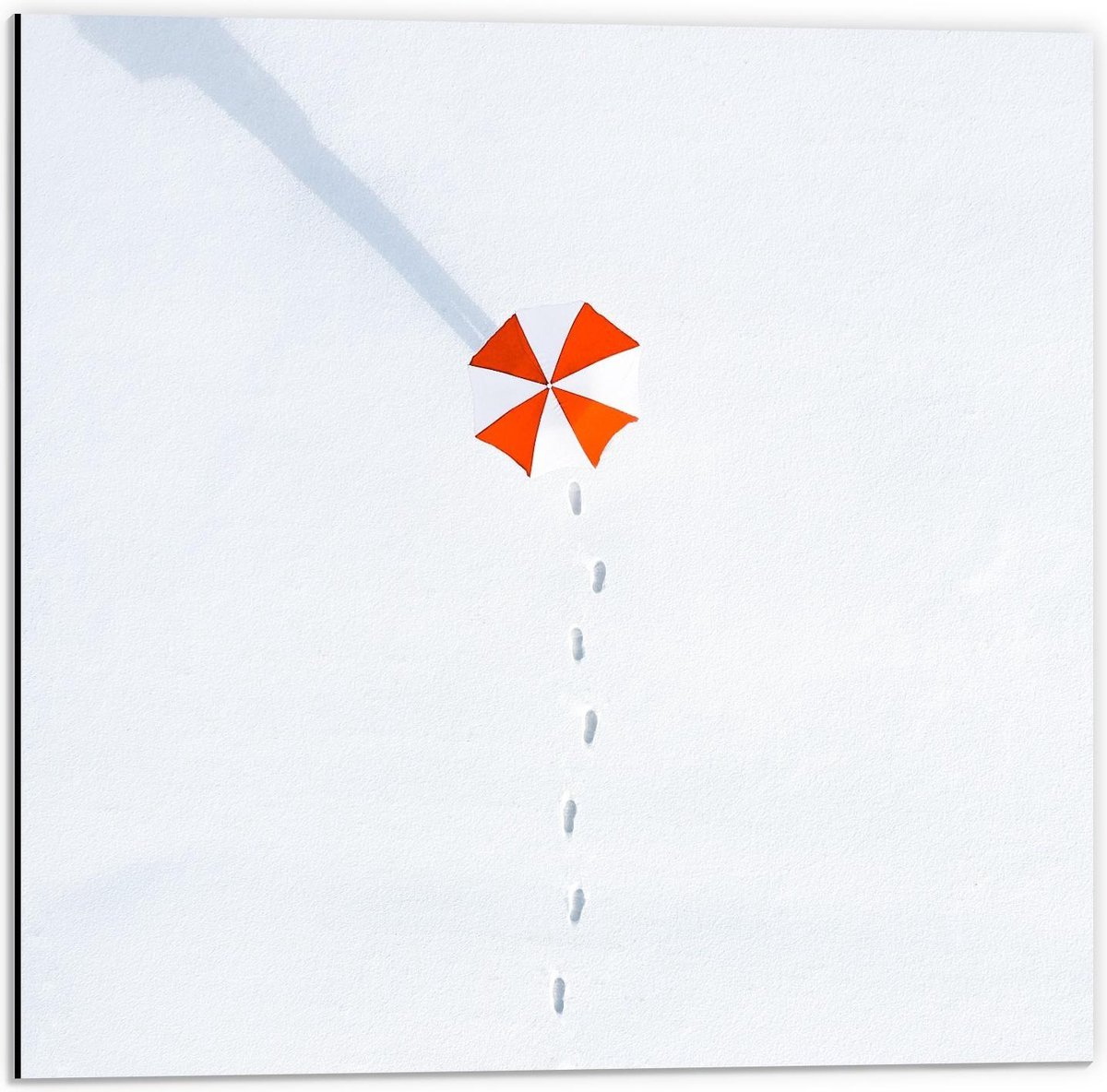 Dibond - Parasol met Voetstappen - 50x50cm Foto op Aluminium (Met Ophangsysteem)