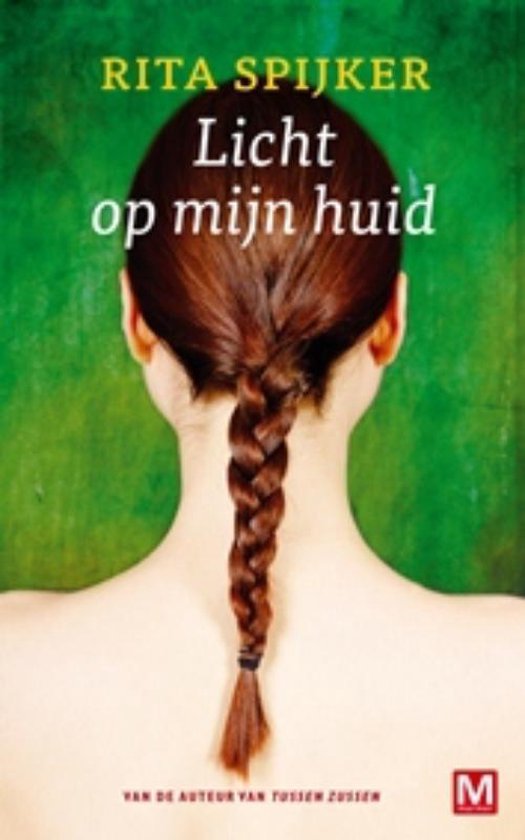 Boekcover van 'Licht op mijn huid' met focus op de rug van een vrouw met vlecht.
