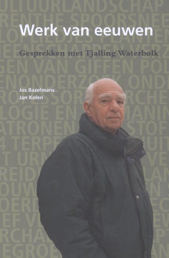 Portret van Tjalling Waterbolk in een groen jack, met tekst 'Werk van eeuwen' op de achtergrond.