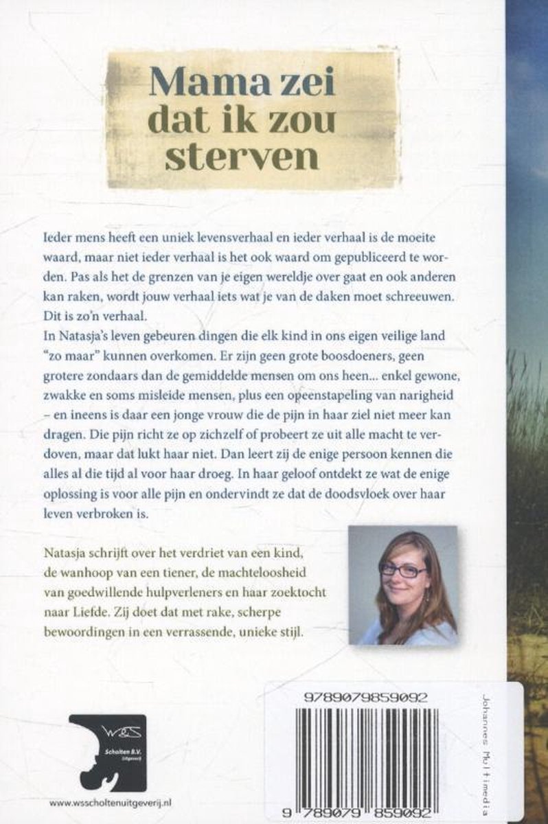 Achterkant boek 'Mama zei dat ik zou sterven' met tekst en een foto van Natasja Schreuder.