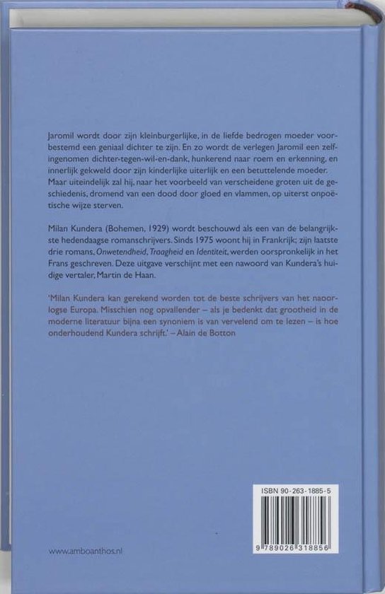 Achterkant van een boek met blauwe kaft en tekst over Milan Kundera.