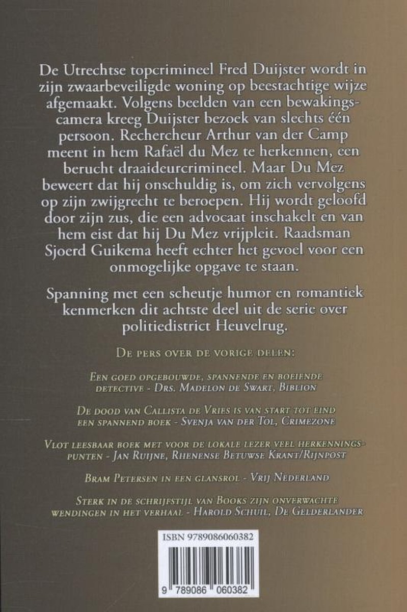 Achterkant van een boek met tekst over een misdaadroman.