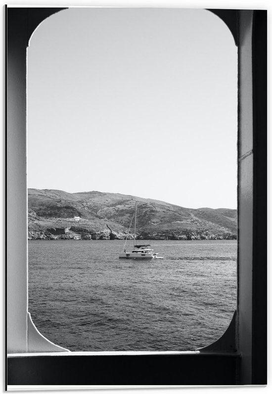 Dibond - Raam met Uitzicht op Boot (zwart/wit) - 40x60cm Foto op Aluminium (Met Ophangsysteem)