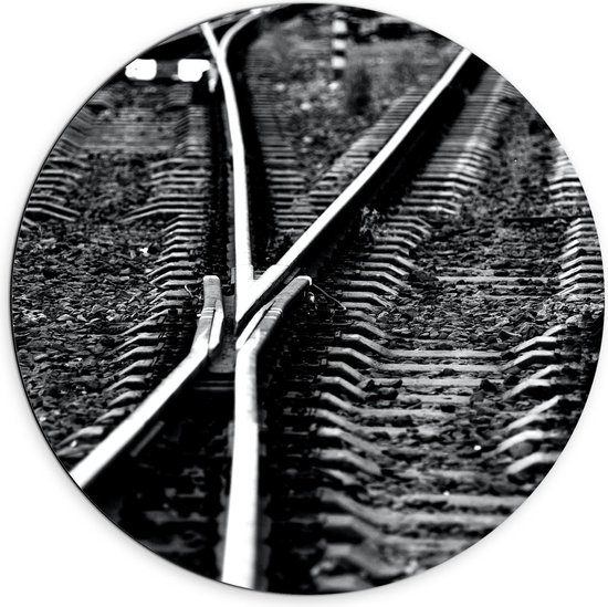 Dibond Wandcirkel - Wisselend Treinspoor ( Zwart Wit)  - 70x70cm Foto op Aluminium Wandcirkel (met ophangsysteem)
